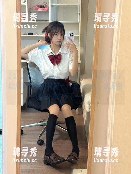 让人上瘾的今日吃瓜网：51吃瓜网苹果版宛如一片新鲜时光，水果虽香但仍拿不下一口。