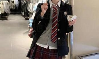 顶着压力下载“黑料正能量177.su”，后悔也没用，畸形的八卦圈让我欲罢不能。
